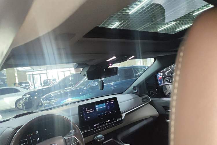 Used Toyota Granvia 2023 2.5L Hybrid Flagship VIP Edition