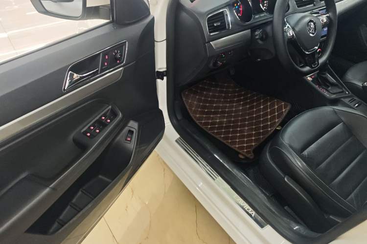 Used Volkswagen Lavida 2017 1.6L Automatic Comfort Edition
