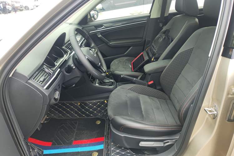 Used Volkswagen C-TREK 2018 230TSI DSG Luxury Version Left Front Seat