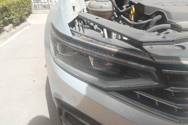 Used Volkswagen Magotan 2023 2 Million Units Commemorative Edition 330TSI DSG Luxury Version Right Front Headlight