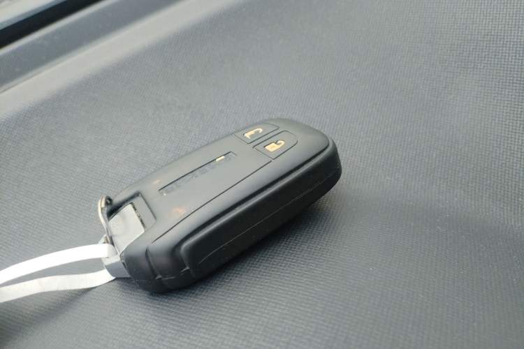 Used Isuzu mu-X 2015 2.5T Two-Wheel Drive Automatic Luxury Edition 7 Seats Vehicle Key