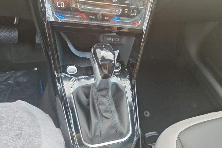 Used Volkswagen T-ROC 2025 Facelifted 300TSI DSG Two-Wheel-Drive Starlight Edition