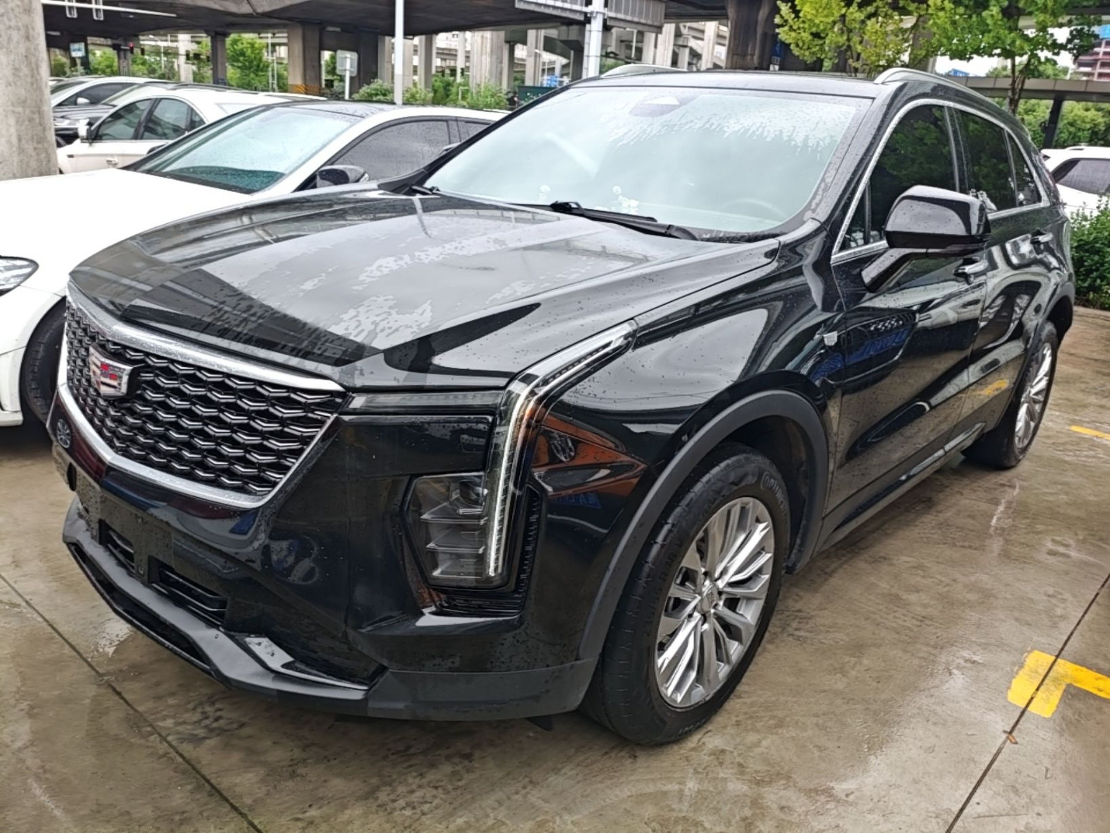 Под передней частью автомобиля