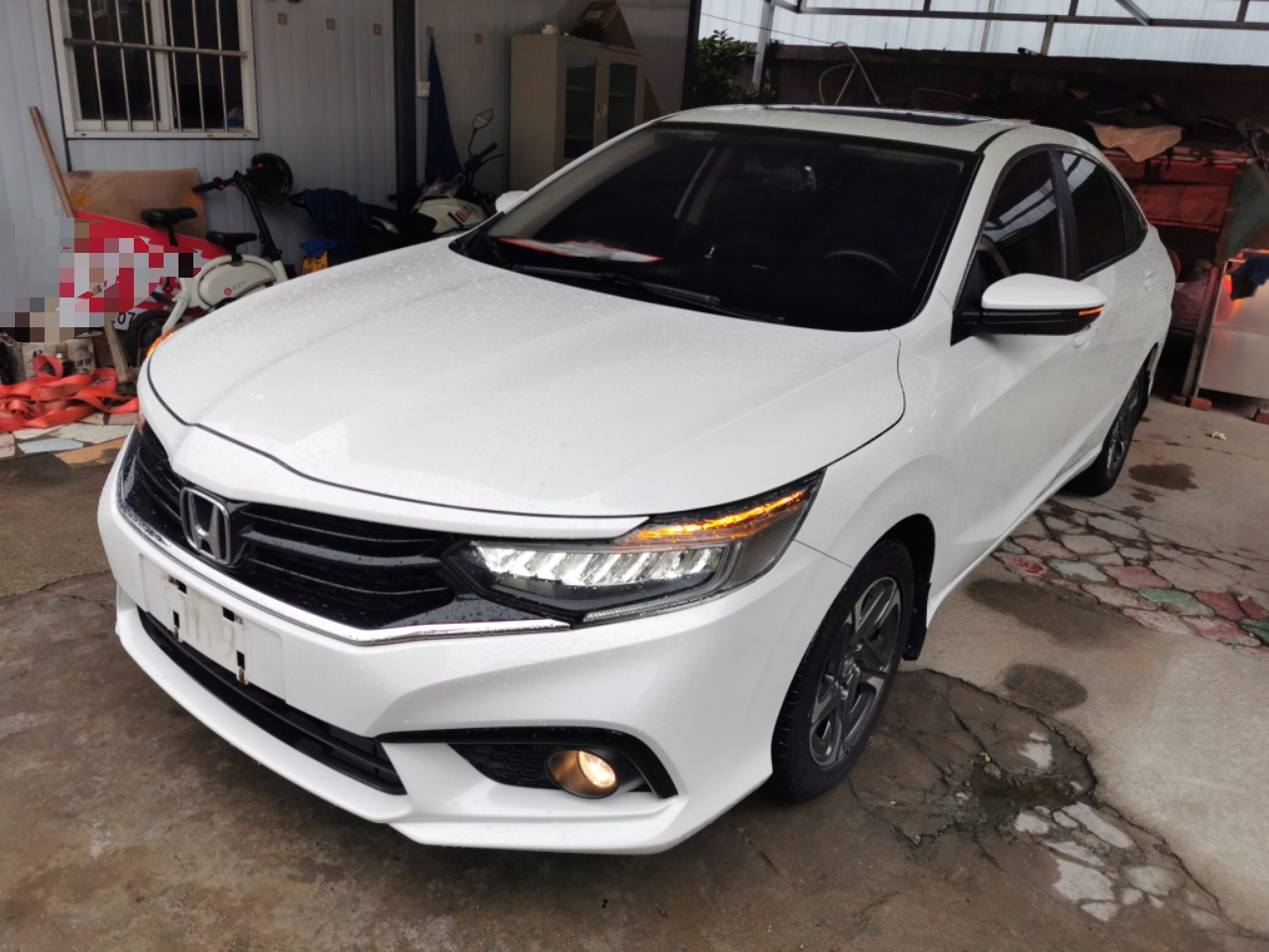 تحت مقدمة السيارة