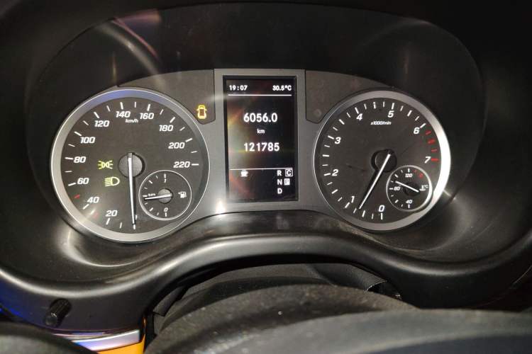 Used Mercedes-Benz Vito 2020 2.0T Elite Version 7 Seats Odometer Close Up