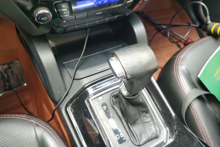 Used Geely Auto GX7 2015 Sports Edition 2.0L Automatic Luxury Upgrade Version China V Standard
