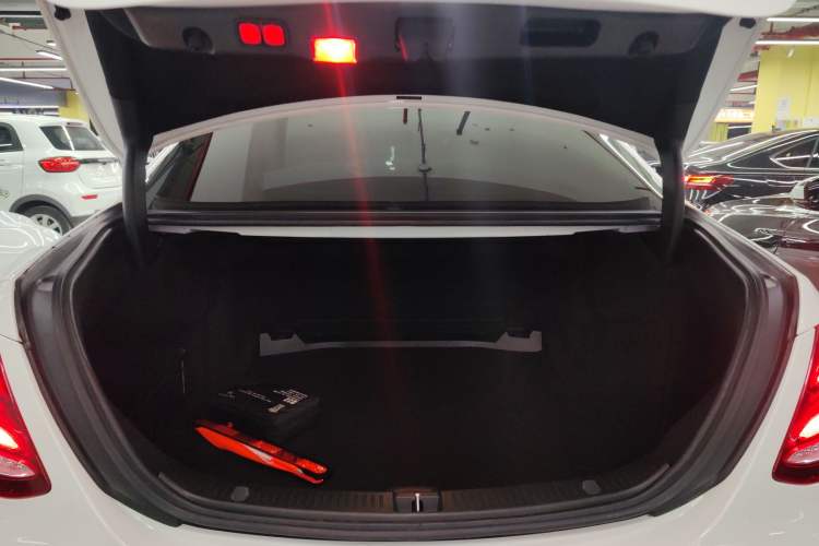 Used Mercedes-Benz E-Class 2016 E 200 L Sport Edition Trunk