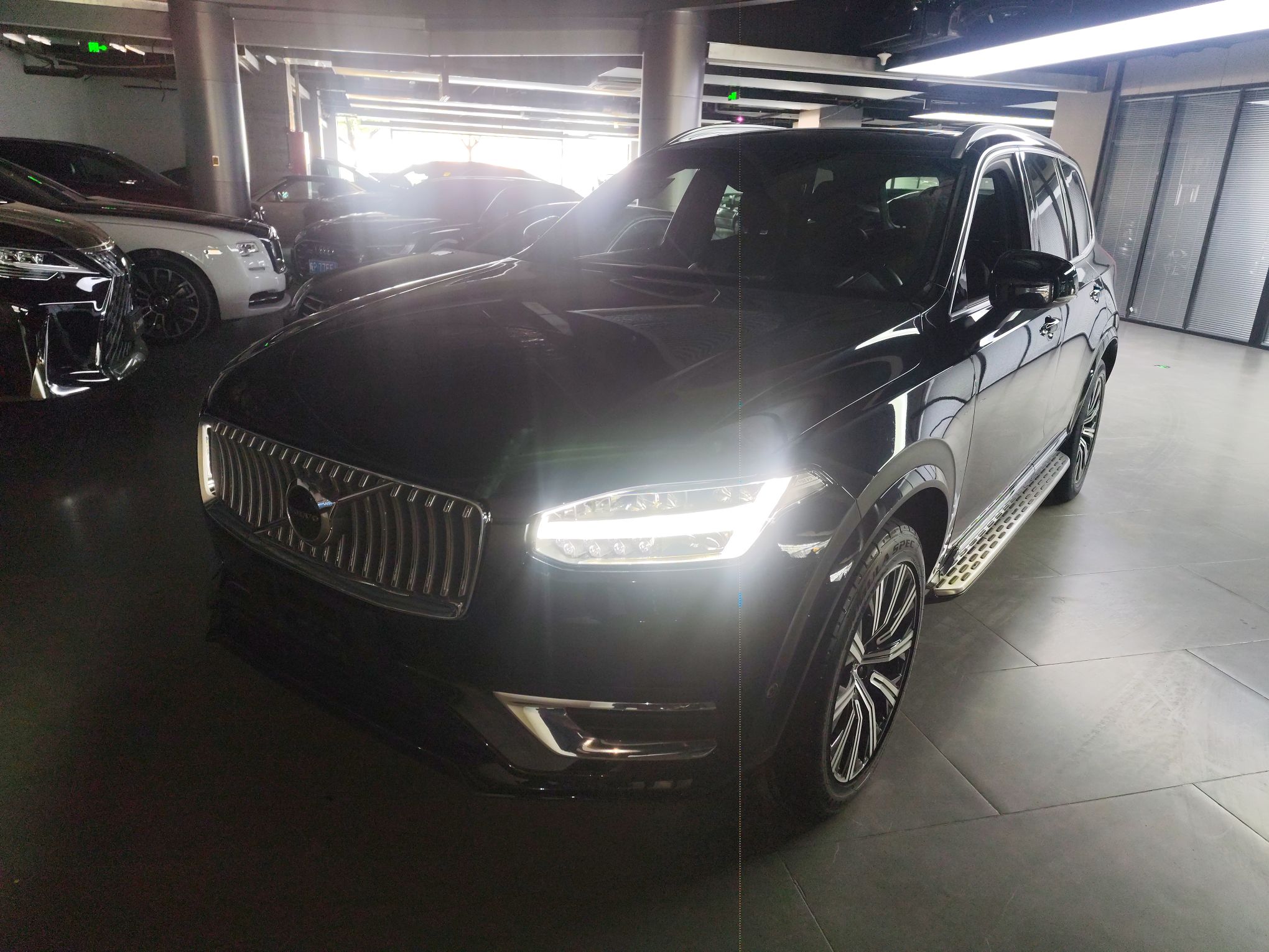 تحت مقدمة السيارة