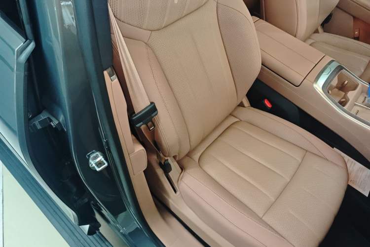 Used ONVO Luxeed L90 2025 Model—Max Six-Seater Version Right Front Seat