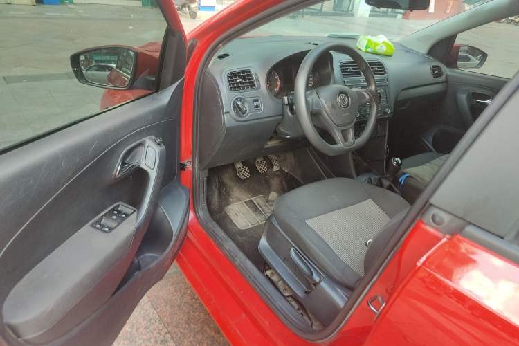 Used Volkswagen Polo 2016 1.4L Manual Fashion Model Driver Seat