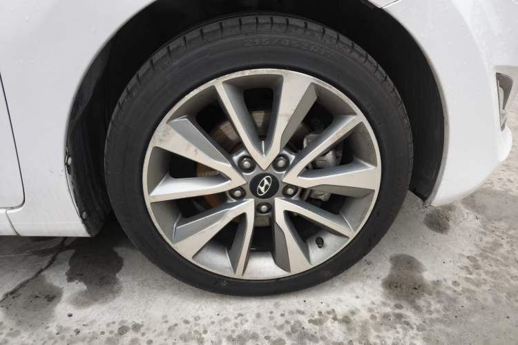 Used Hyundai Elantra (5th Generation / Langdong) 2015 1.6L Automatic Leading Model Right Front Wheel Hub