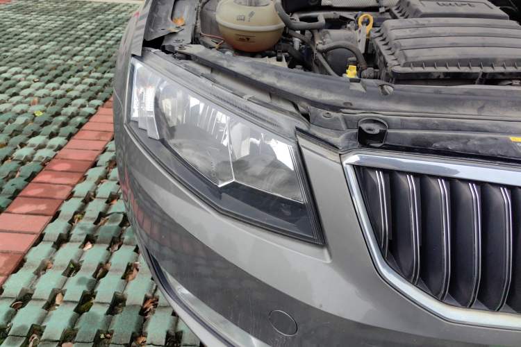 Used Skoda Octavia 2016 1.6L Manual Smart Drive Version Right Front Headlight