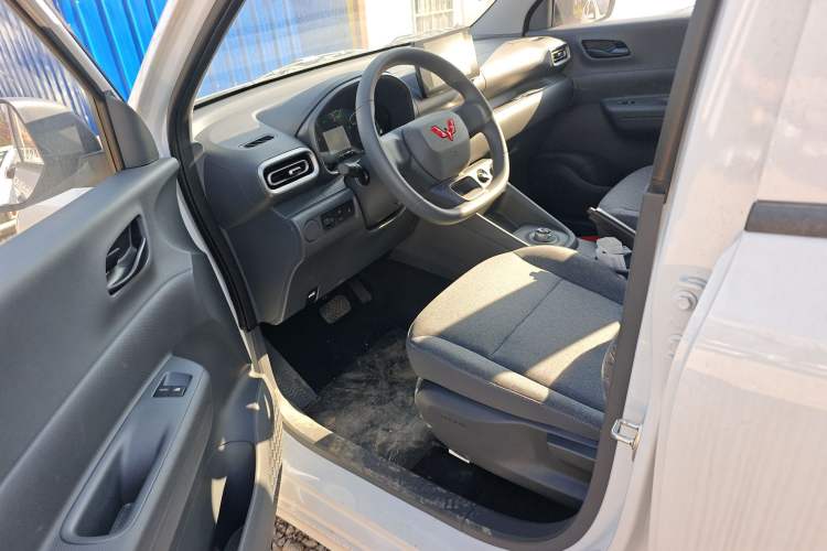 Used Wuling Hongguang New Energy 2025 Extended-Range Hybrid 50 km Standard Version
