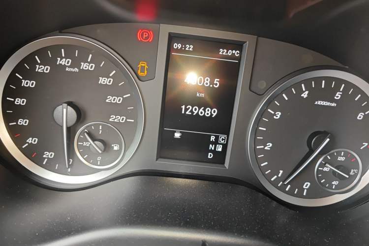 Used Mercedes-Benz Vito 2021 2.0T Elite Version 7 Seats Odometer Close Up