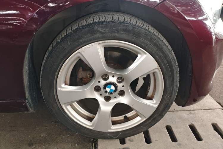 Used BMW 3 Series 2009 320i two-door coupe Right Front Wheel Hub