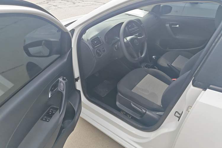 Used Volkswagen Polo 2016 1.4L Manual Fashion Model Driver Seat