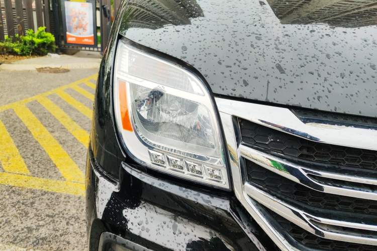 Used SAIC MAXUS Xintu V80 2018 2.5T AMT Elite Edition Long Wheelbase Mid-Roof Design 7/10 Seats Right Front Headlight