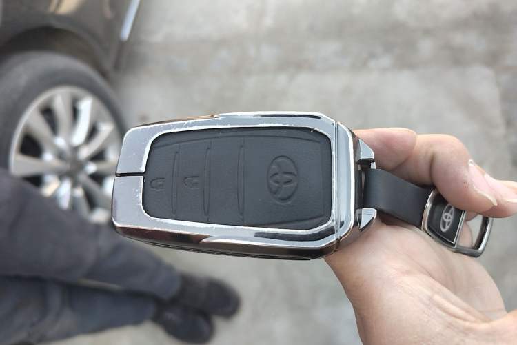 Used Toyota Highlander 2017 2.0T Four-Wheel Drive Luxury Edition 7 Seats Vehicle Key