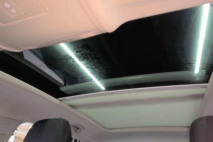 Used Volkswagen Tayron 2020 330TSI Two-Wheel Drive Luxury Smart Connectivity Version Headliner