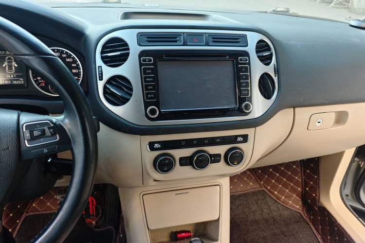 Used Volkswagen Tiguan 2013 1.8TSI Automatic All-Wheel-Drive Comfort Edition Audio And AC Panel