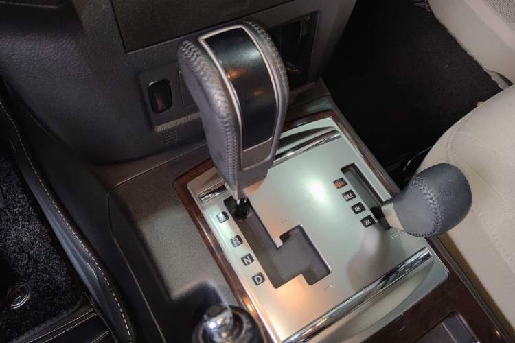 Used Mitsubishi Pajero 2018 3.0L Automatic Standard Edition Gear Lever