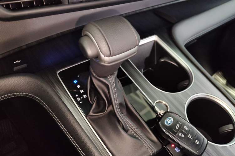 Used Toyota SIENNA 2021 2.5L Hybrid Premium Edition Gear Lever