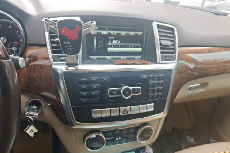 Used Mercedes-Benz M-Class 2015 ML 400 4MATIC Luxury Model Audio And AC Panel