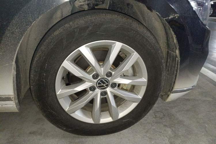 Used Volkswagen Magotan 2020 280TSI DSG Comfort Edition Right Front Wheel Hub