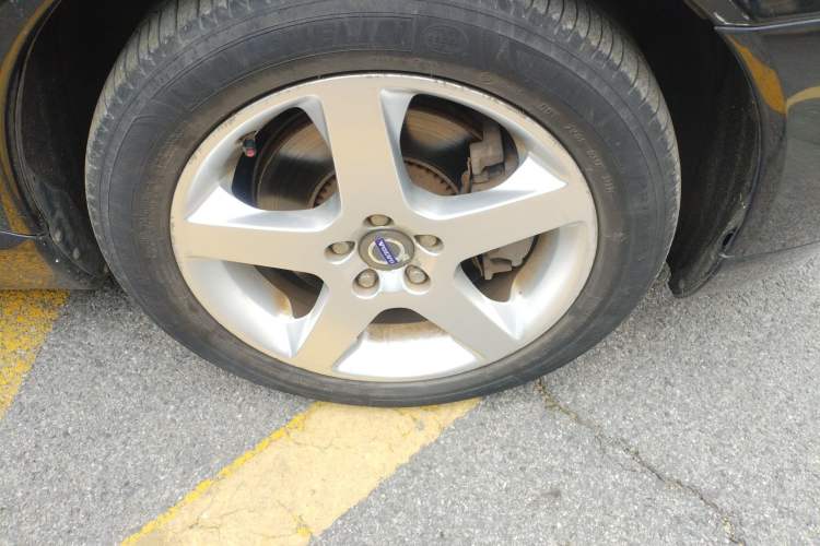 Used Volvo S80L 2009 2.5T ZhiZun Edition Right Front Wheel Hub