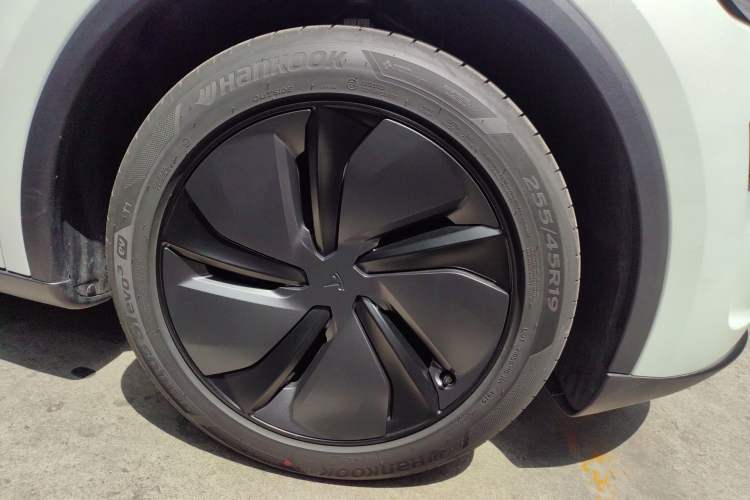 Used Tesla Model Y 2026 Facelifted Long-Range Rear-Drive Model Right Front Wheel Hub