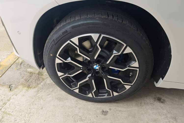 Used BMW X3 2025 Model, xDrive30L Prestige M Sport Night Package Left Front Wheel Hub