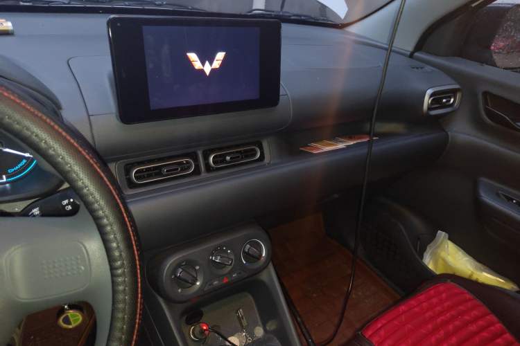 Used Wuling Hongguang New Energy 2024 All-Electric Model 300KM Standard Version Audio And AC Panel