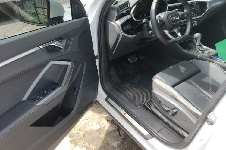 Used Audi Q3 2024 35 TFSI Fashion Dynamic Edition Driver Seat