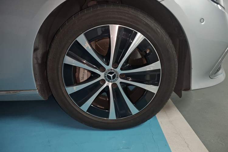 Used Mercedes-Benz E-Class New Energy 2021 E 350 e L Plug-in Hybrid Sedan Right Front Wheel Hub