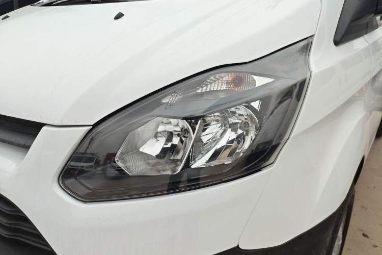 Used Ford Transit 2019 2.0T Diesel Multi-Purpose Commercial Vehicle Mid-Drive Mid-Roof 6-Seater China VI Standard
