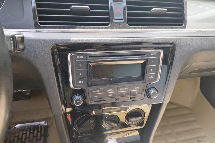 Used Volkswagen Bora 2014 1.6L Automatic Fashion Model Audio And AC Panel