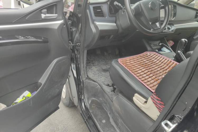 Used FORTHING Lingzhi 2023 M5L 1.6L Base Model 7 Seats Driver Seat