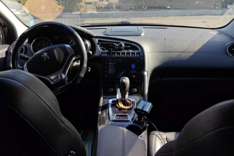 Used Peugeot 3008 2013 1.6THP Automatic Prestige Edition Center Console