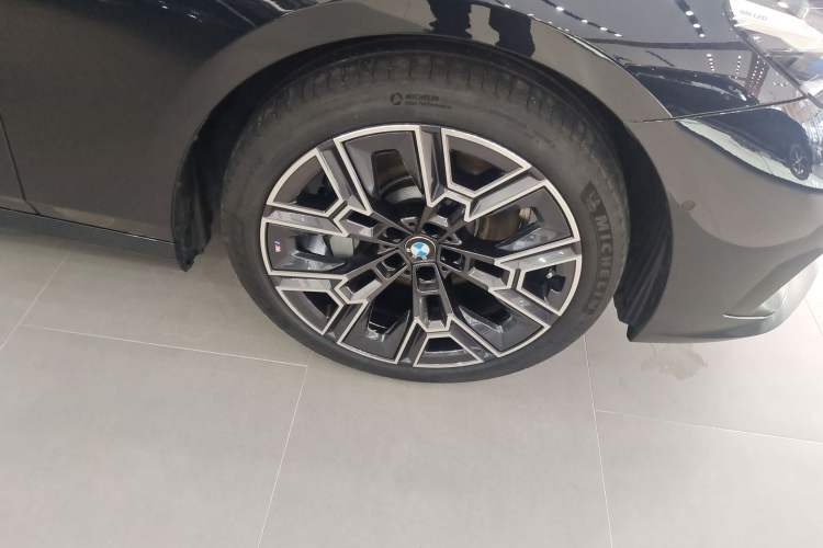 Used BMW 5 Series 2025 530Li Leading Model M Sport Package Right Front Wheel Hub