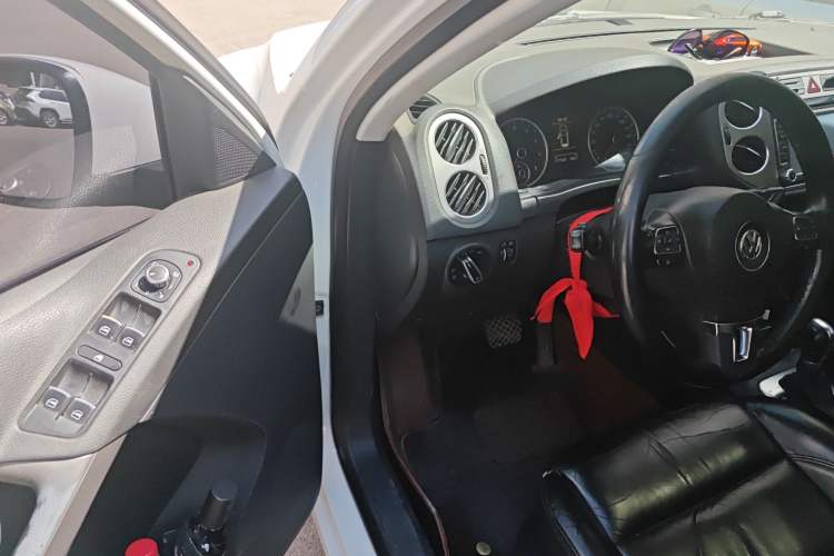 Used Volkswagen Tiguan 2012 2.0 TSI Automatic All-Wheel Drive Elite Edition Driver Seat