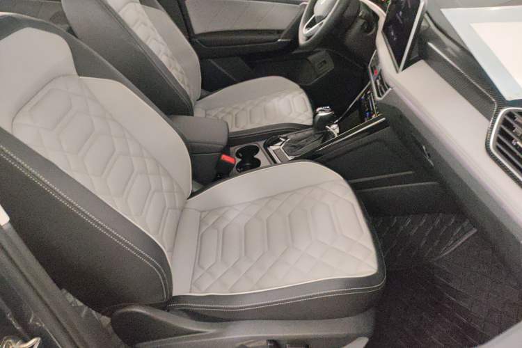 Used Volkswagen Tayron 2023 300TSI Two-Wheel-Drive Luxury Plus Advanced Edition Right Front Seat