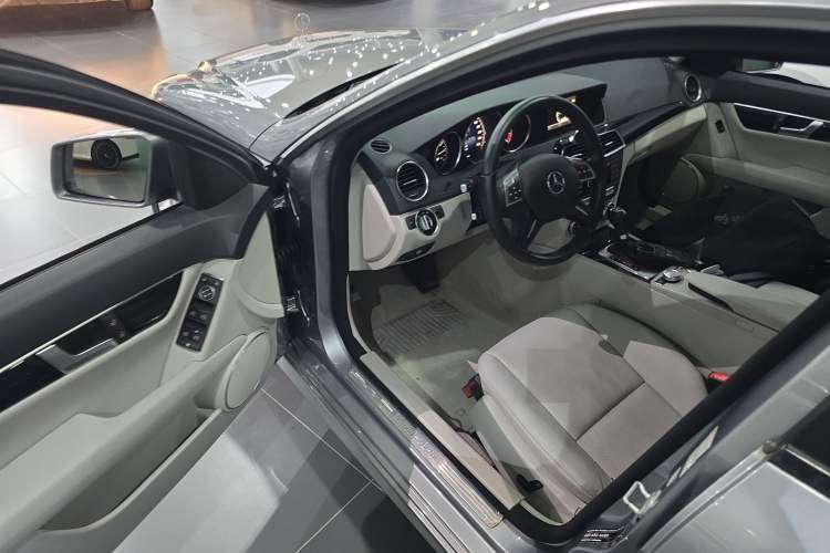 Used Mercedes-Benz C-Class 2013 C 180 Classic Grand Edition
