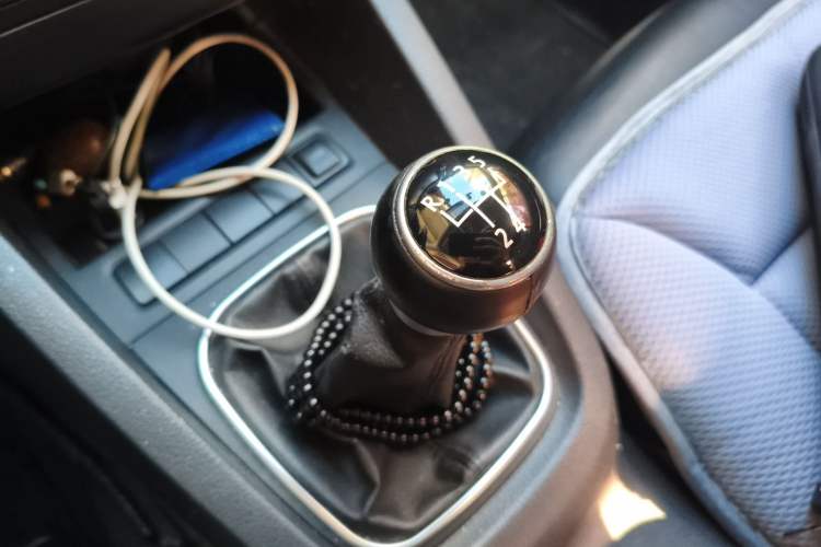 Used Volkswagen Sagitar 2012 1.6L Manual Comfort Model Gear Lever