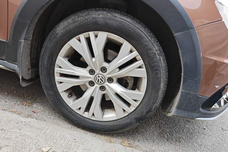 Used Volkswagen C-TREK 2017 1.6L Automatic Comfort Model Right Front Wheel Hub