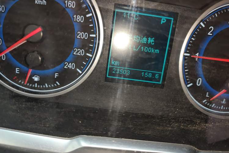 Used Huasong 7 2015 2.0T Automatic Comfort Model Odometer Close Up