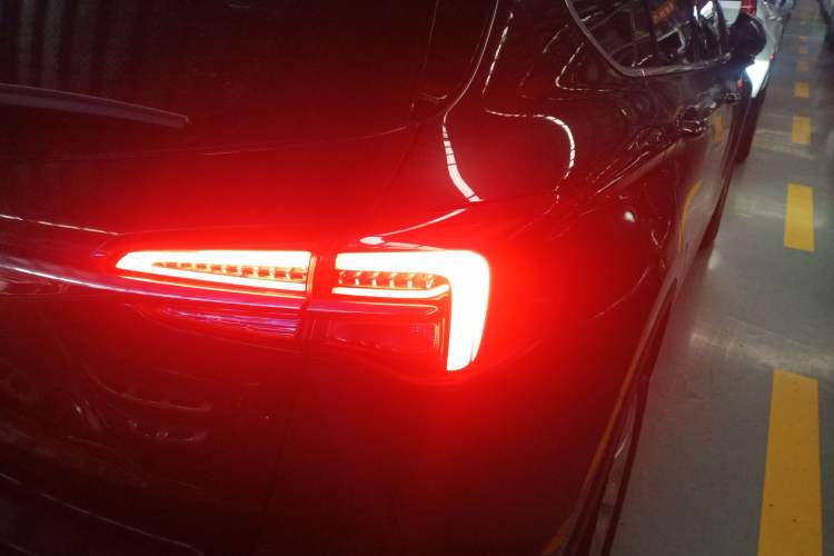 Used Buick Envision 2020 20T Two-Wheel Drive Elite Version Right Rear Taillight