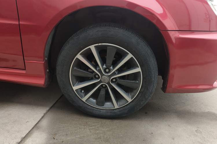 Used Soueast V3 Lingyue 2015 1.5L Manual Style Edition Right Front Wheel Hub