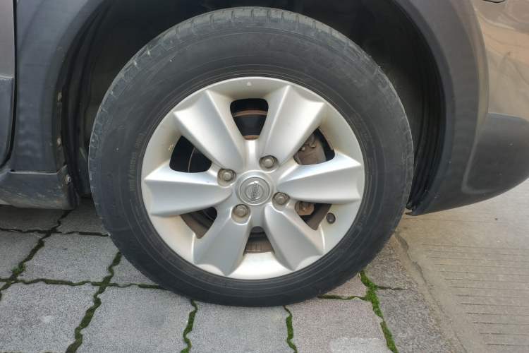 Used Nissan Livina 2010 Jingrui Edition 1.6L Manual Standard Model Right Front Wheel Hub