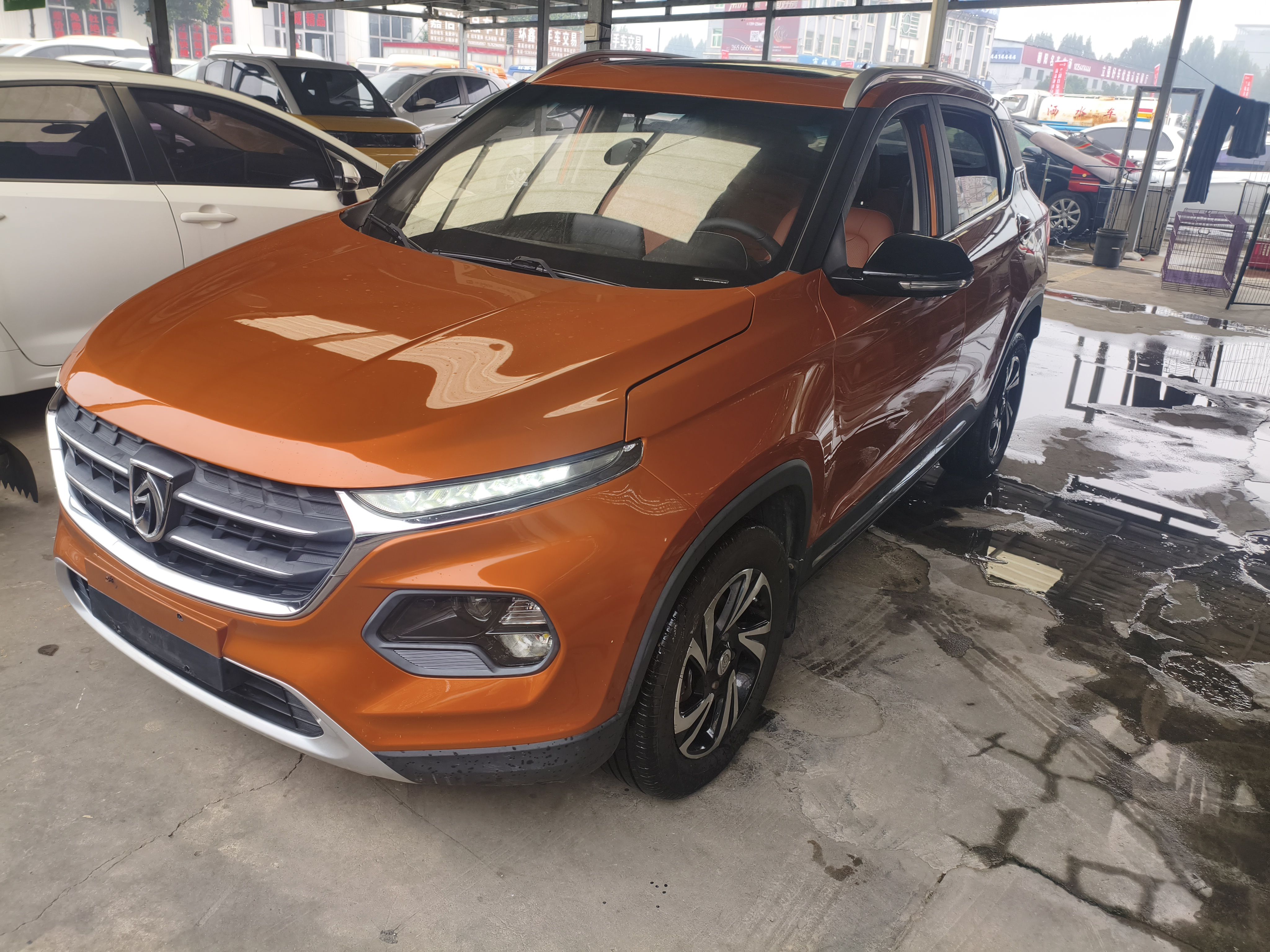 Под передней частью автомобиля