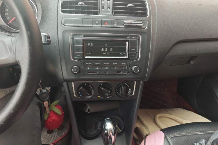 Used Volkswagen Polo 2014 1.4L Automatic Comfort Edition Audio And AC Panel